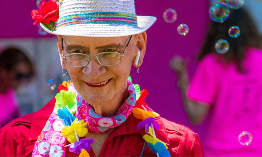 加州正在对其年长的LGBTQ+居民进行关于老龄化问题的调查